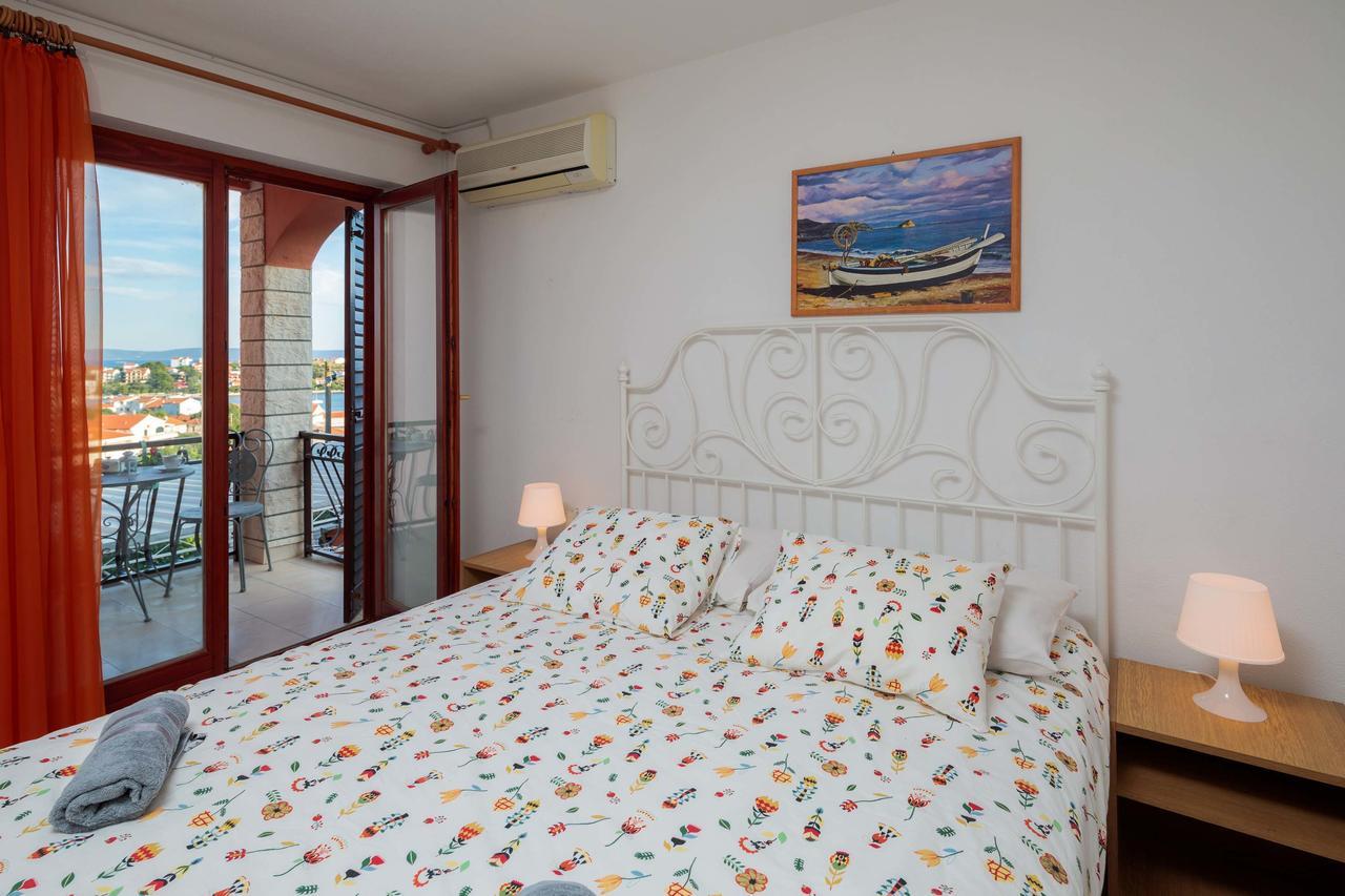 Apartments Loncar Seget Vranjica Exterior foto