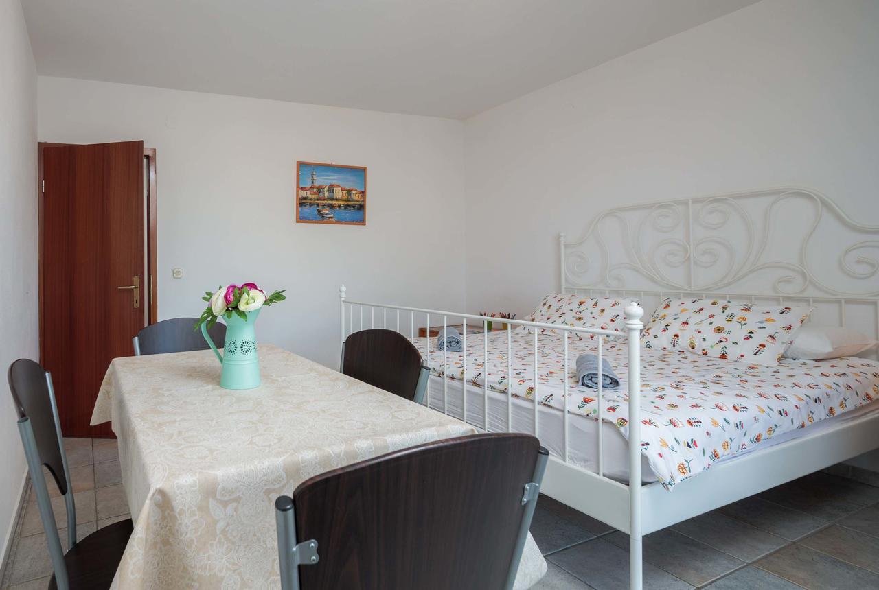 Apartments Loncar Seget Vranjica Exterior foto
